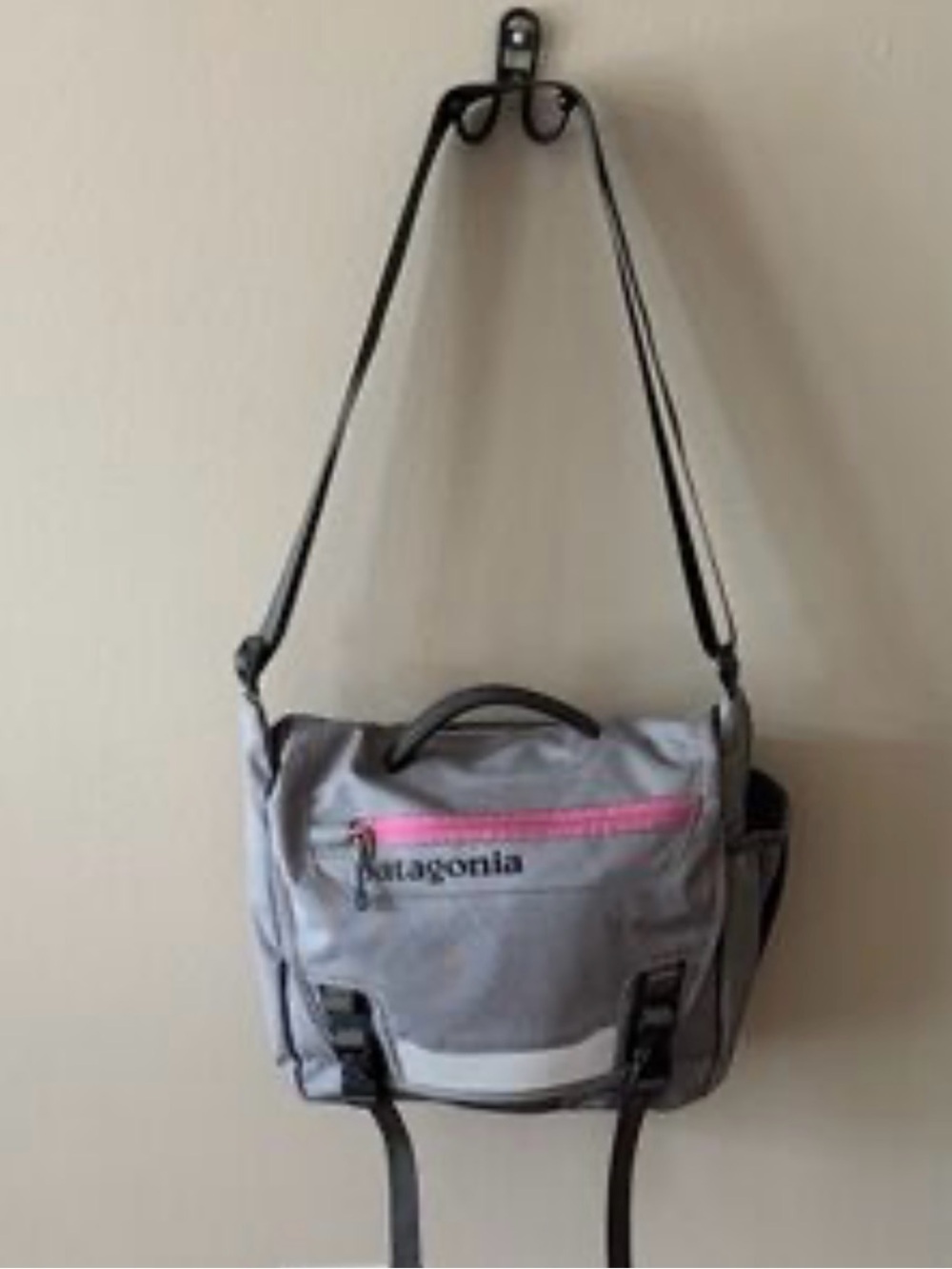 Patagonia Gray Canvas Messenger Bag with Pink Zip - Picture 3 of 6